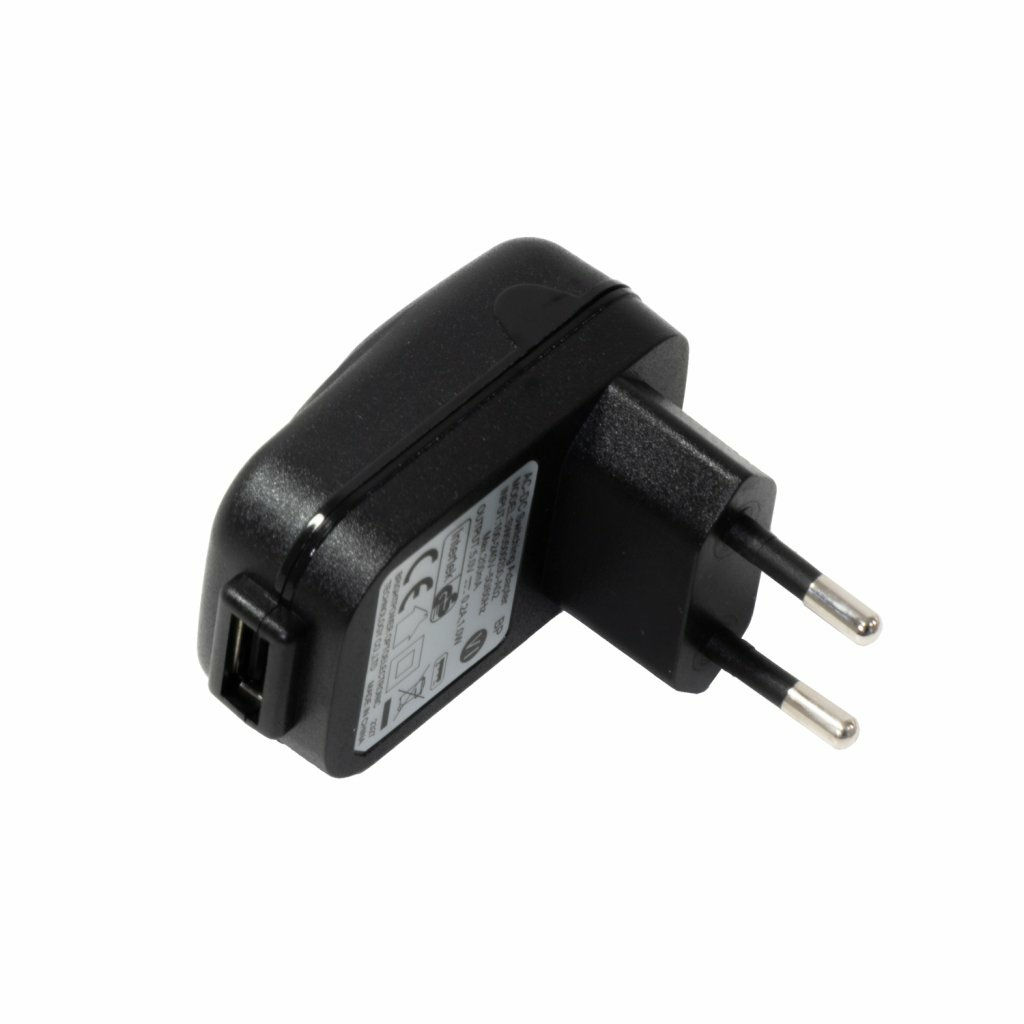 Czarny zasilacz z wtyczką europejską. Zasilacz znajduje się na białym tle.