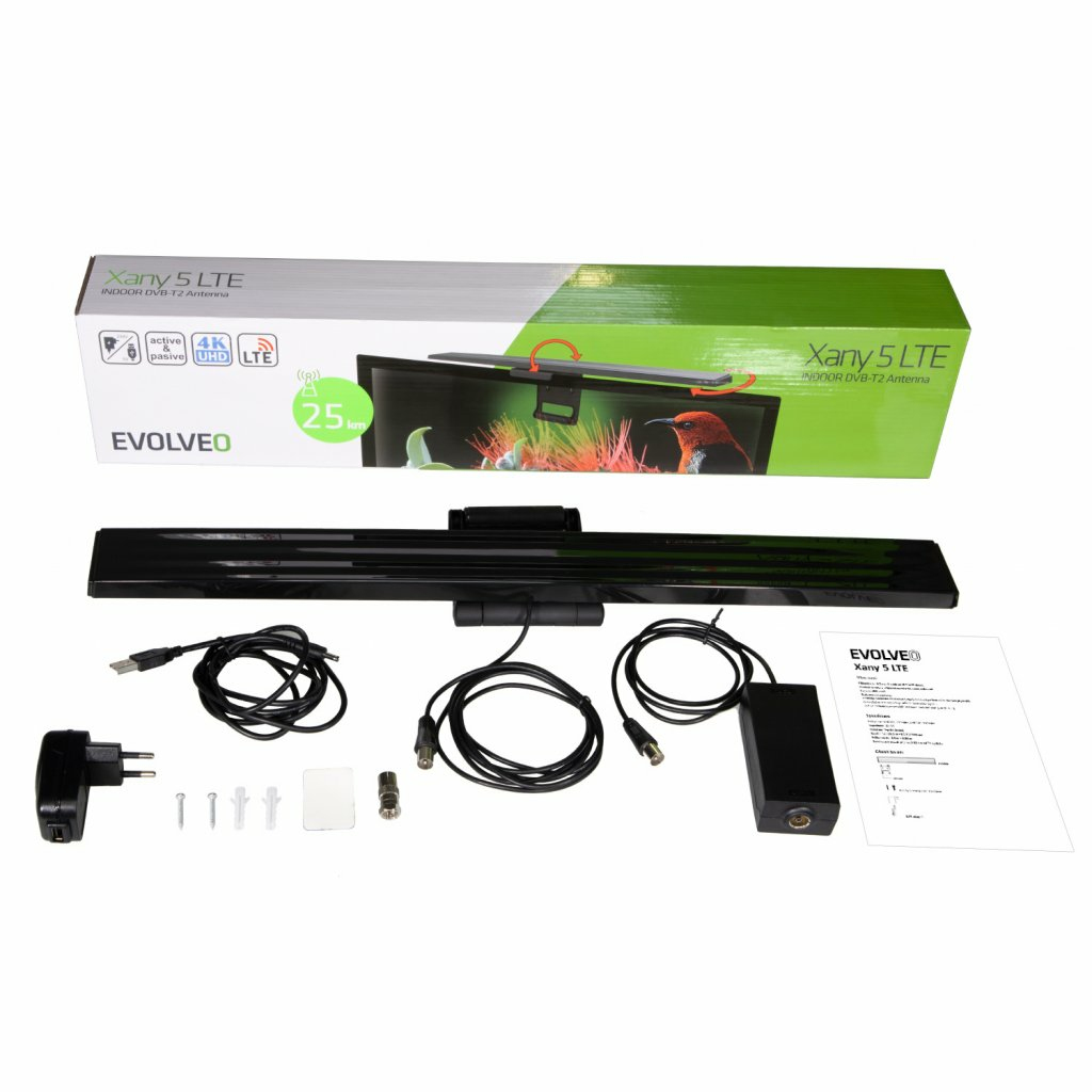 Pudełko z anteną i akcesoriami. Antena jest czarna. Tło jest białe.