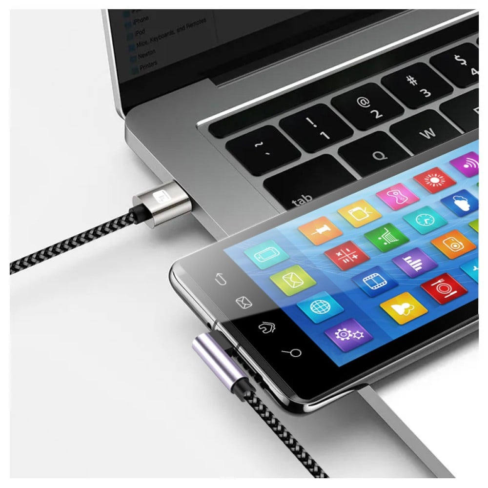 Telefon podłączony do laptopa za pomocą czarno-srebrnego kabla; telefon wyświetla interfejs aplikacji.