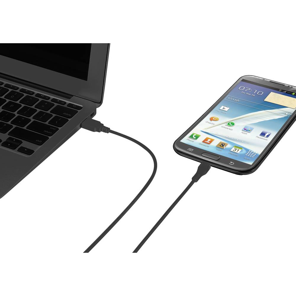Un telefono è collegato a un laptop con un cavo USB nero.