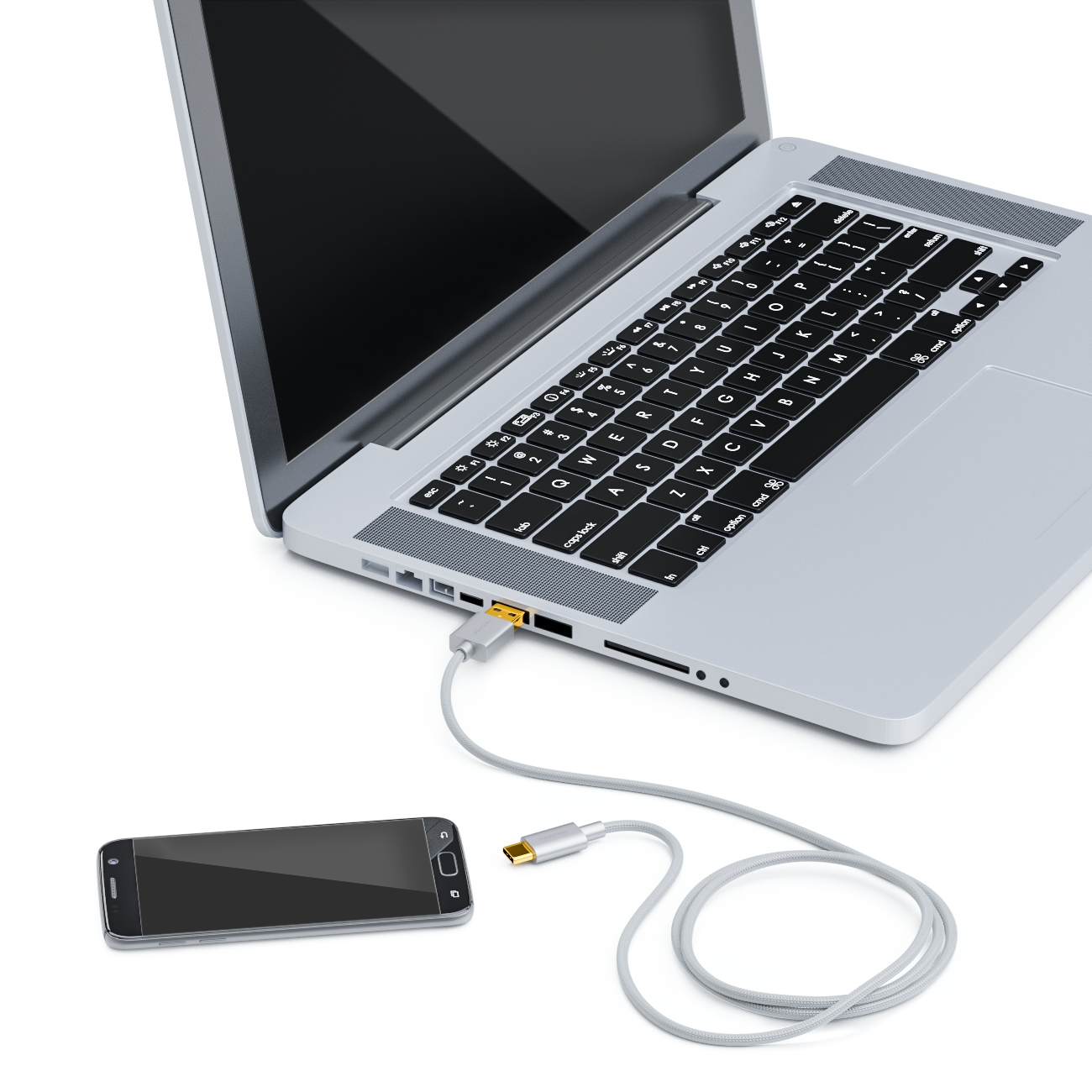 Laptop über ein silbernes USB-Kabel mit einem Telefon verbunden, auf weißer Oberfläche.