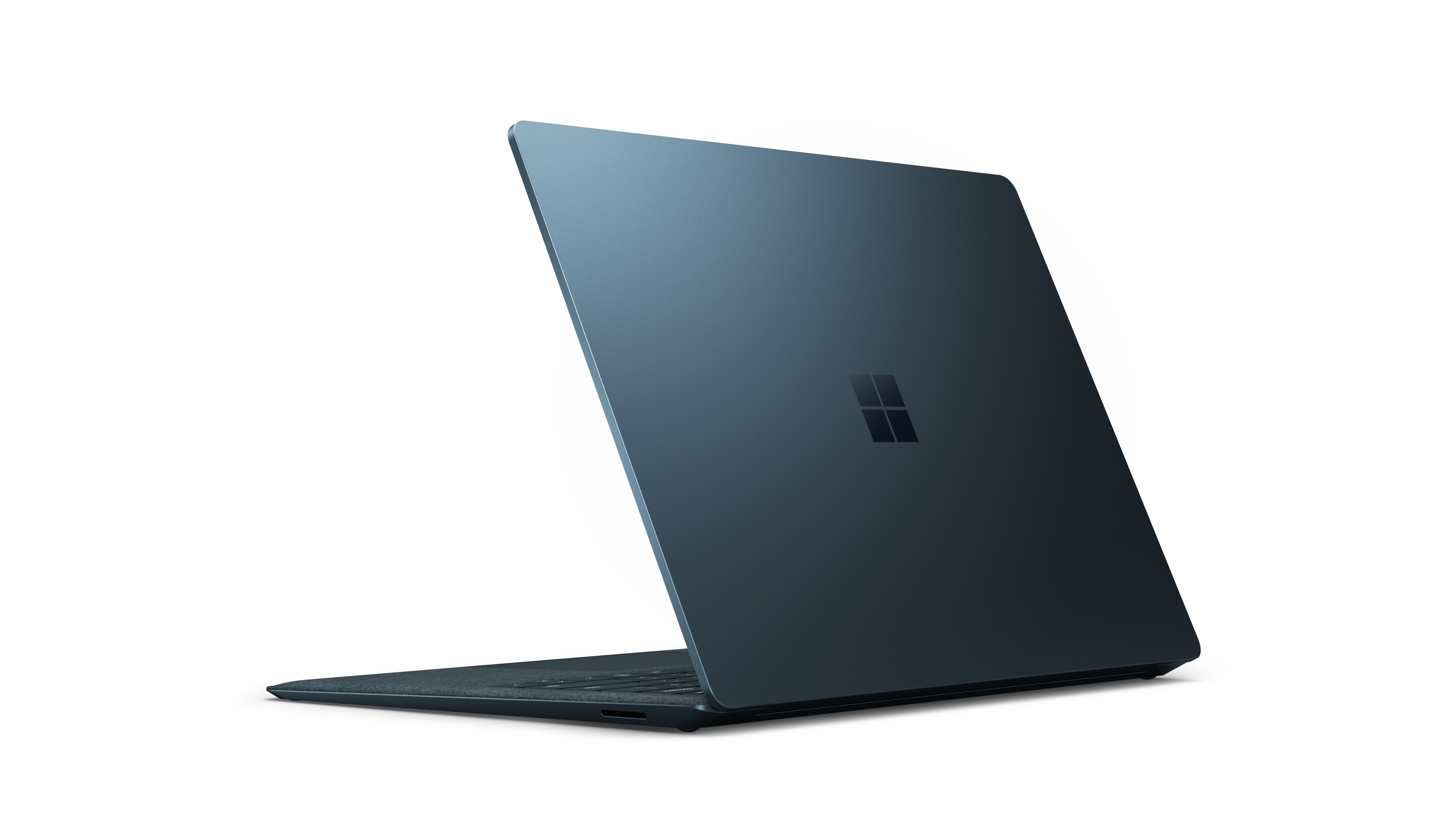 Portátil azul desde atrás, logo de Microsoft visible, fondo blanco.