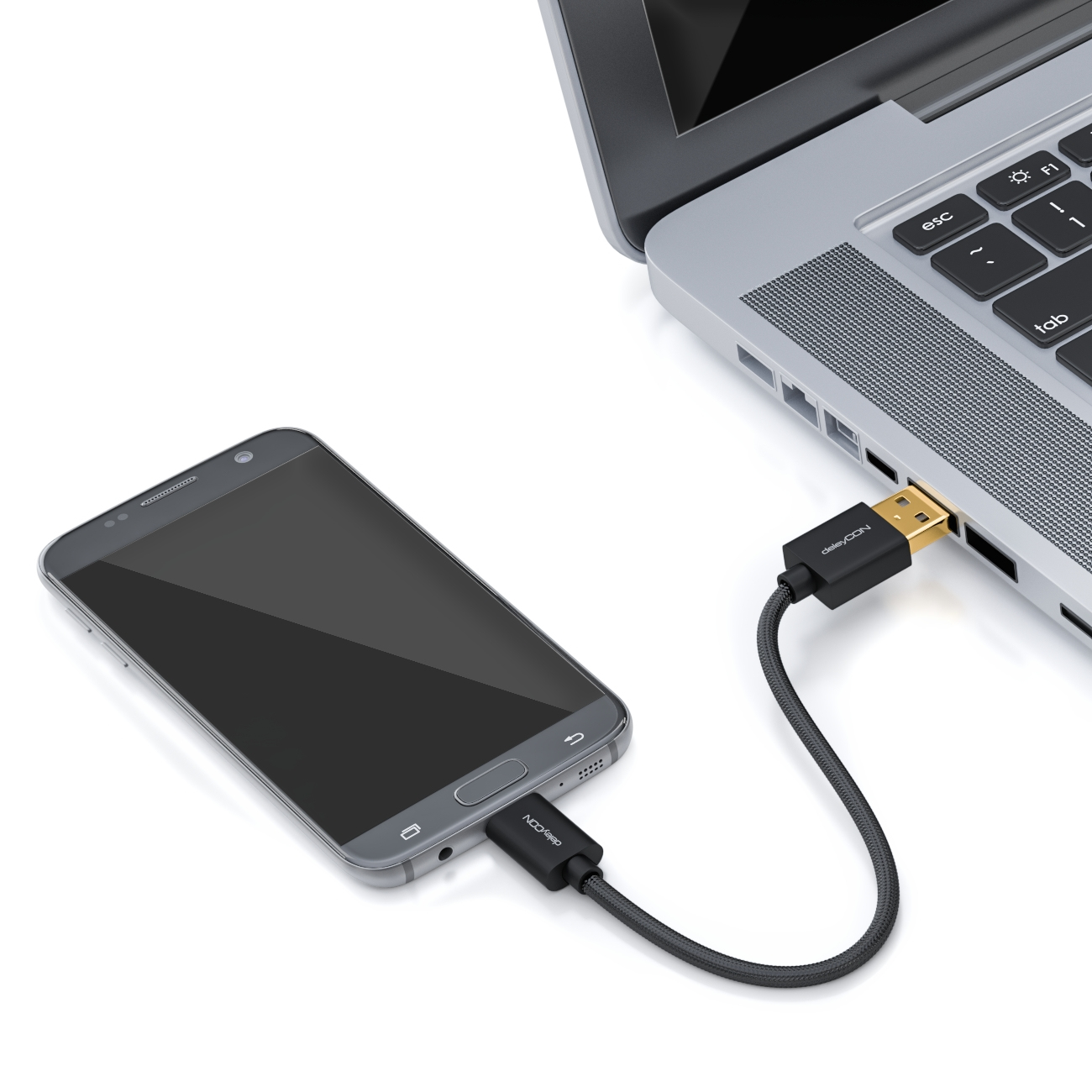 Smartphone über ein schwarzes USB-Kabel mit einem Laptop verbunden. Weißer Hintergrund.