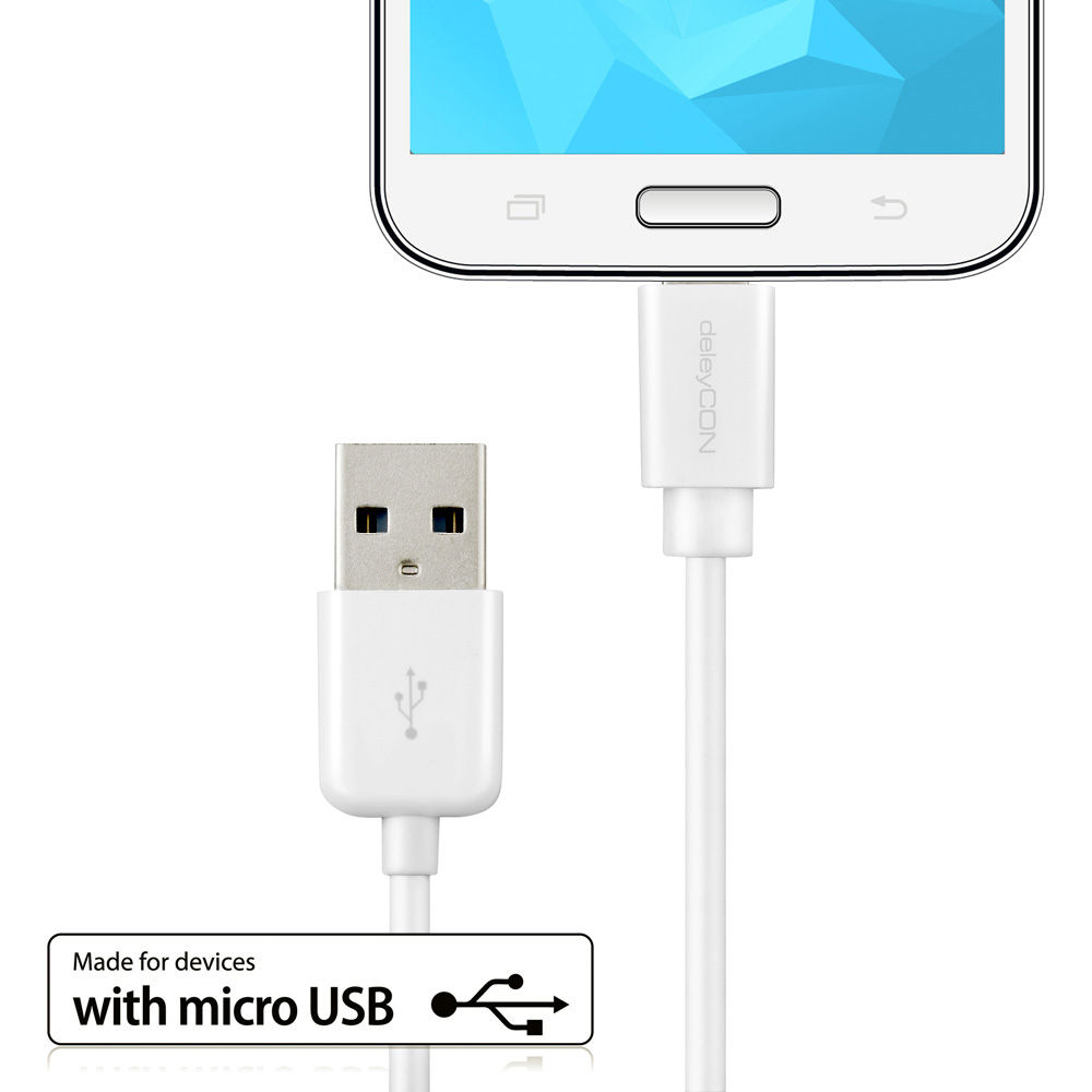 Weißes USB-Kabel an einem Micro-USB-Anschluss, verbunden mit einem weißen Telefon.