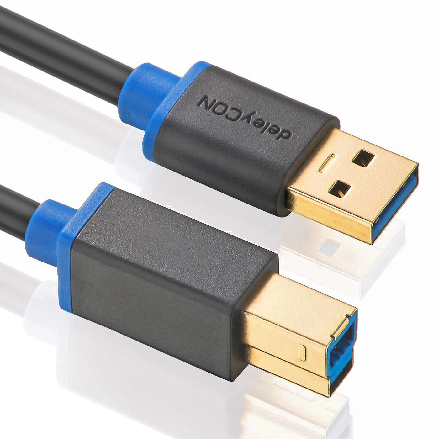 Schwarzes und blaues USB-Kabel mit USB- und USB 3.0-Anschlüssen. Weißer Hintergrund.