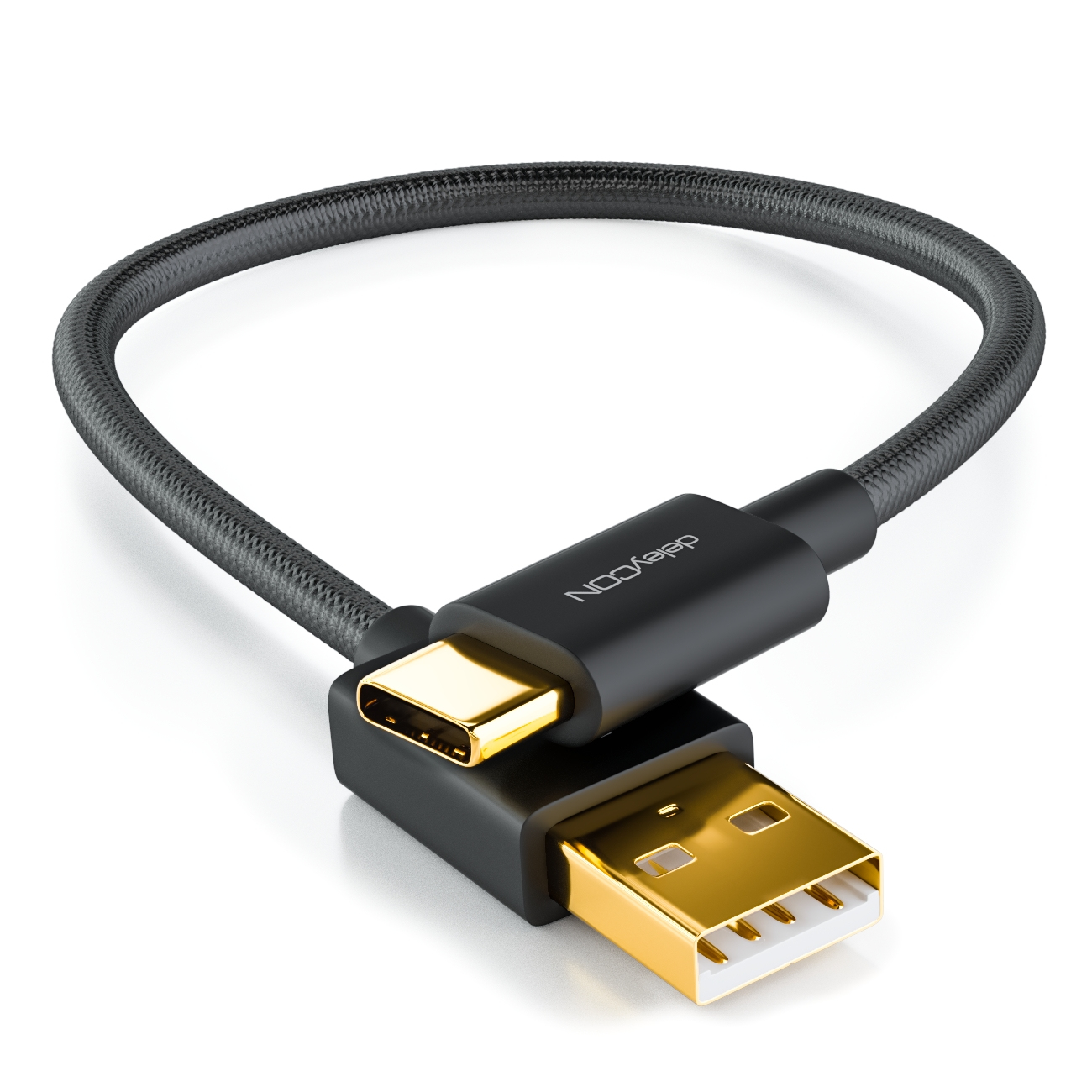 Ein schwarzes USB-Kabel verbindet einen Laptop und ein Telefon. Das Kabel hat goldene und schwarze Anschlüsse.