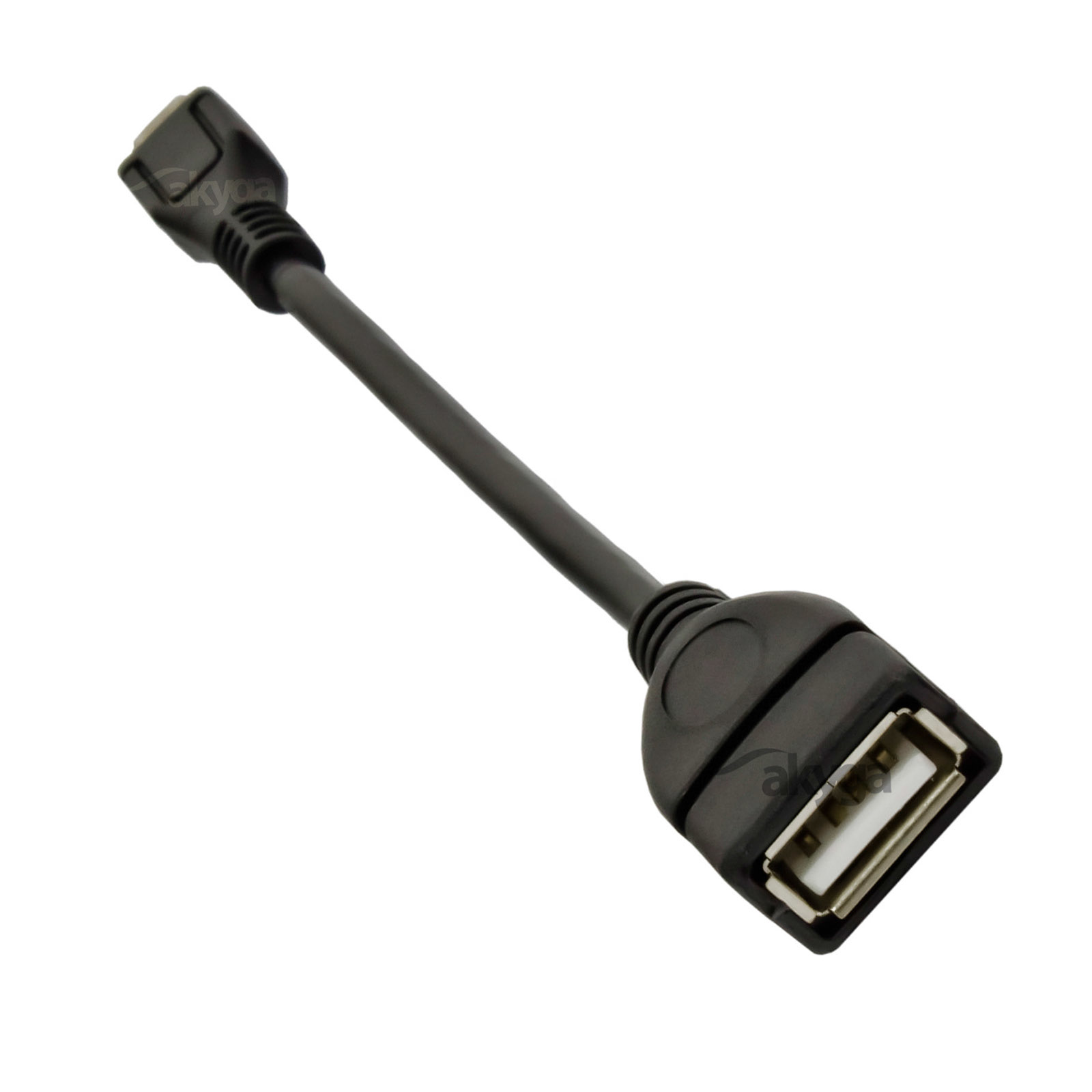Zwarte USB-adapter met USB-A-connectoren. Zwarte kabel. Witte achtergrond.