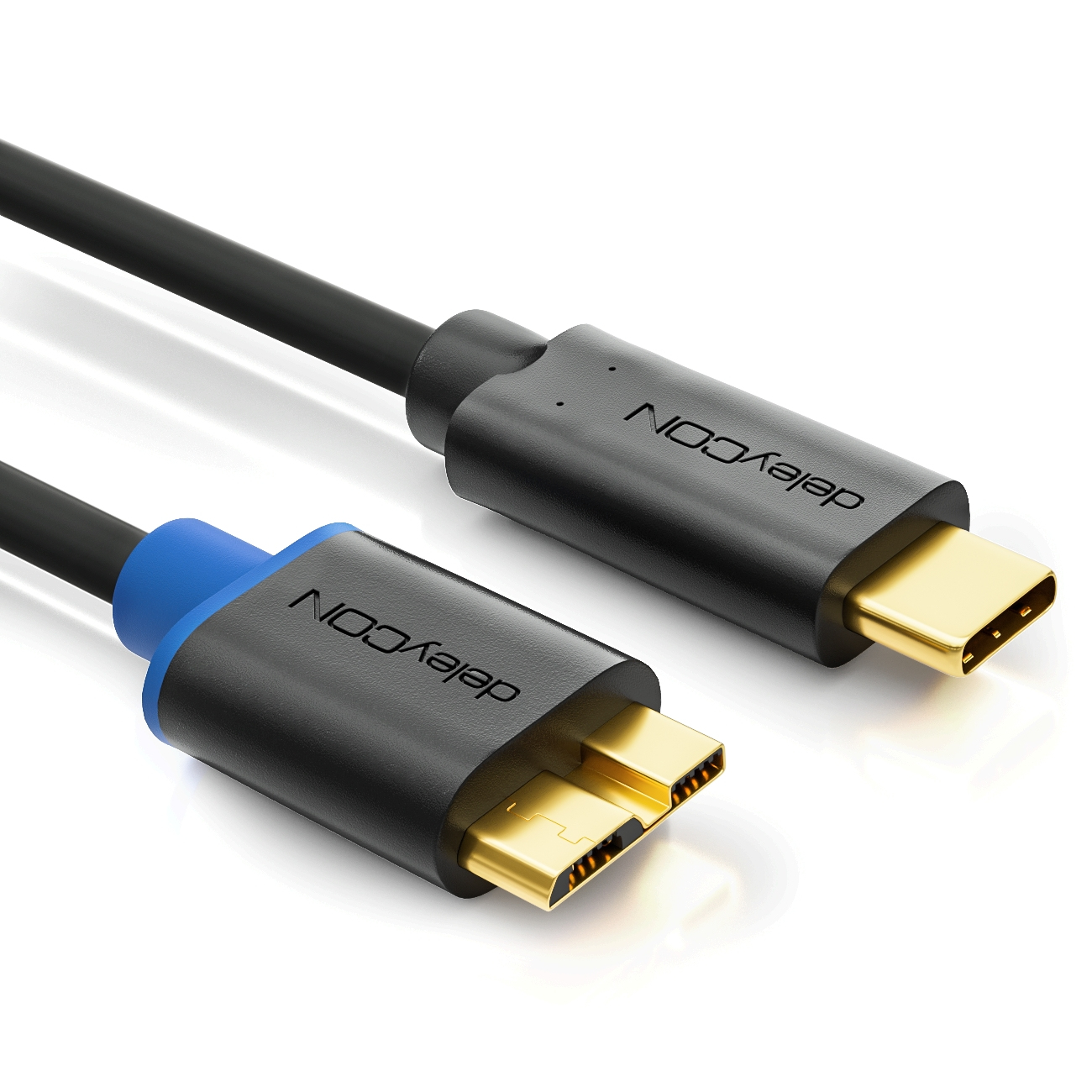 Ein schwarzes USB-Kabel mit USB-C-Anschlüssen. Blauer Akzent. Weißer Hintergrund.
