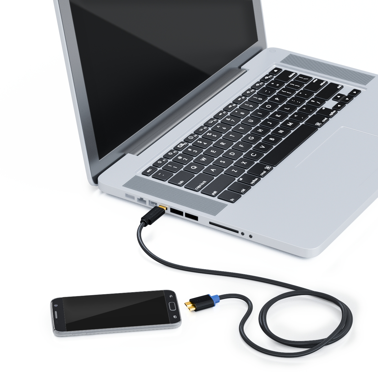 Ein Laptop, der über ein schwarzes USB-C-Kabel mit einem Telefon verbunden ist. Weißer Hintergrund.