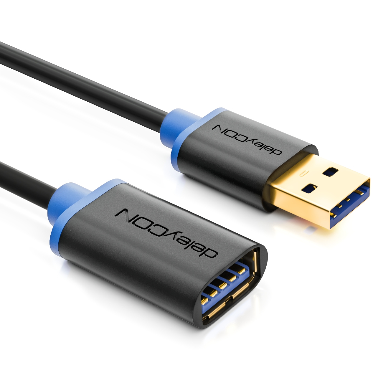 Schwarzes USB-Kabel mit blauen Akzenten, goldener Stecker, auf weißem Hintergrund.