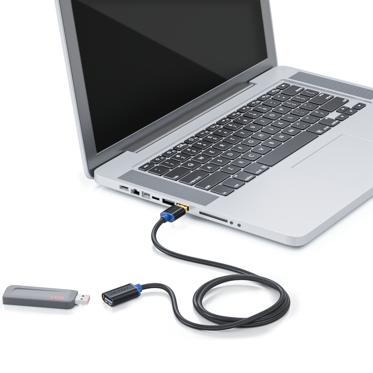 Laptop mit USB-Kabel und USB-Stick auf weißem Hintergrund verbunden.