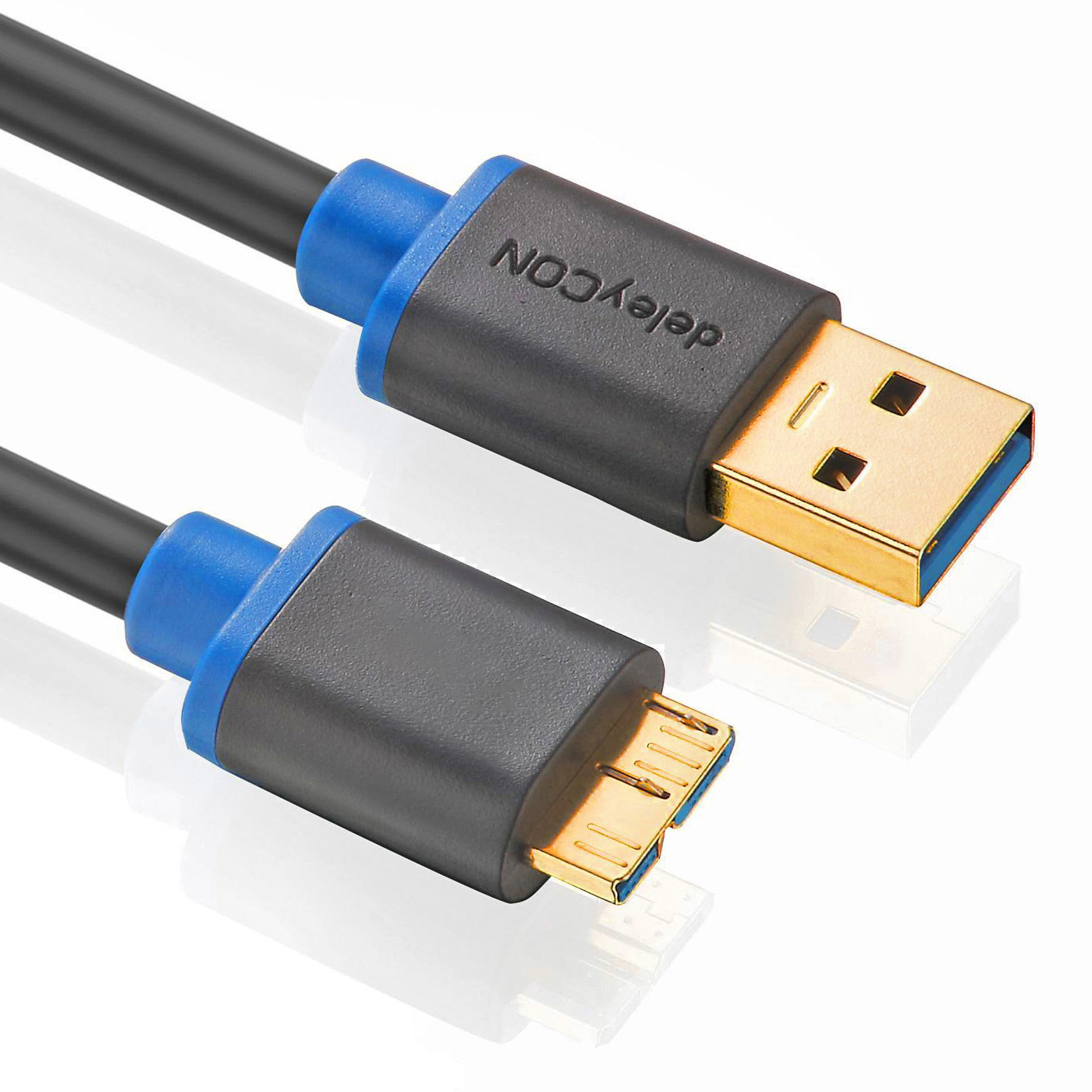 Ein schwarzes USB-Kabel mit blauen Akzenten und goldfarbenen Steckern wird gezeigt.