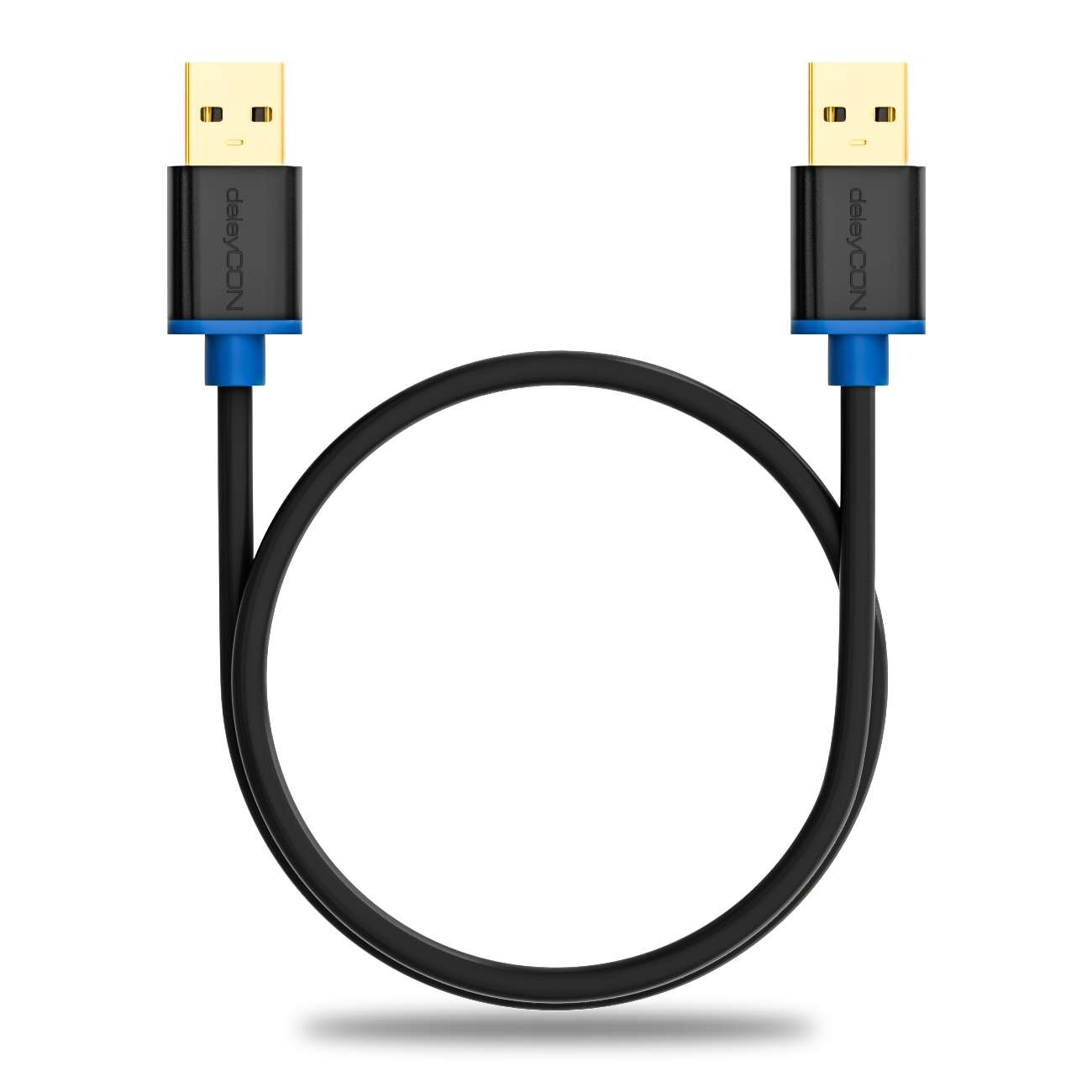 Schwarzes USB-Kabel mit blauen und goldenen Anschlüssen in einer Schlaufe. Weißer Hintergrund.