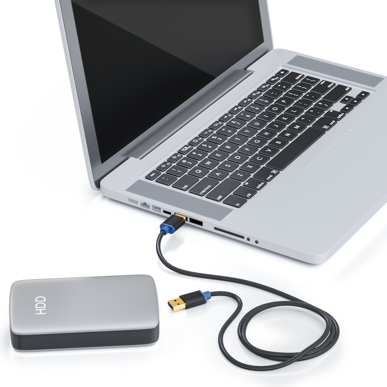 Laptop, der über ein USB-Kabel mit einer externen Festplatte verbunden ist, auf weißem Hintergrund.