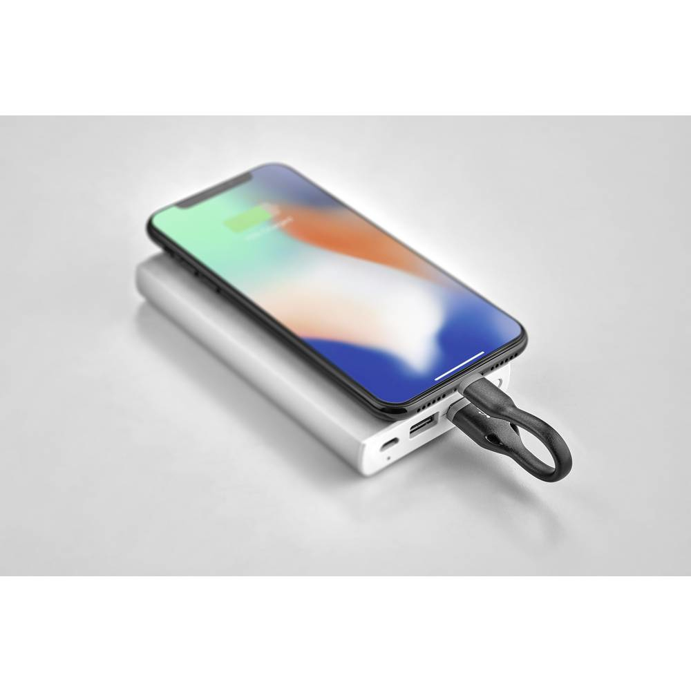Uno smartphone in carica su un power bank. Entrambi sono bianchi e un cavo li collega.