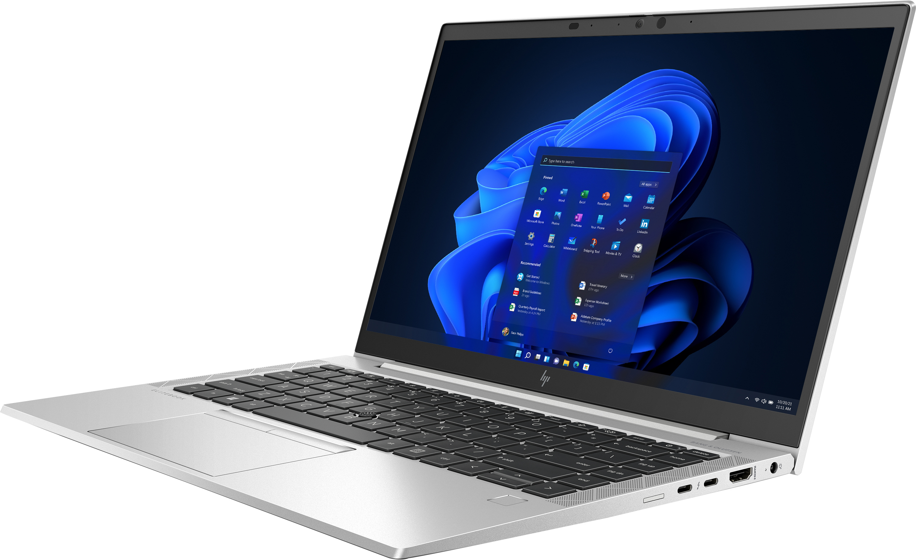 Zilveren laptop met zwart toetsenbord, scherm toont Windows-apps. Achtergrond is wazig.