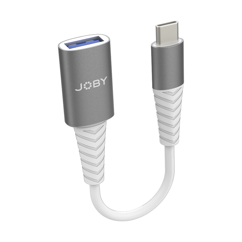 Silberner JOBY USB-C-Adapter mit weißem Kabel. Ein Ende ist USB-A.