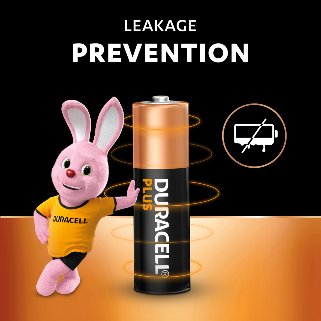 Batteria Duracell con coniglietto rosa. Testo: Prevenzione perdite. Colori nero e oro.
