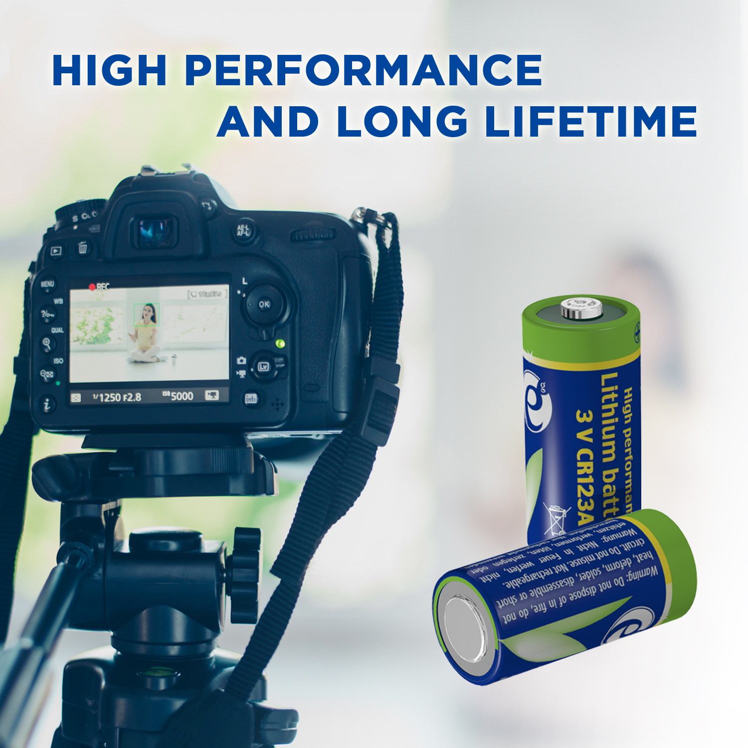 Baterie litowe i aparat na statywie. Tekst: WYSOKA WYDAJNOŚĆ I DŁUGA ŻYWOTNOŚĆ.