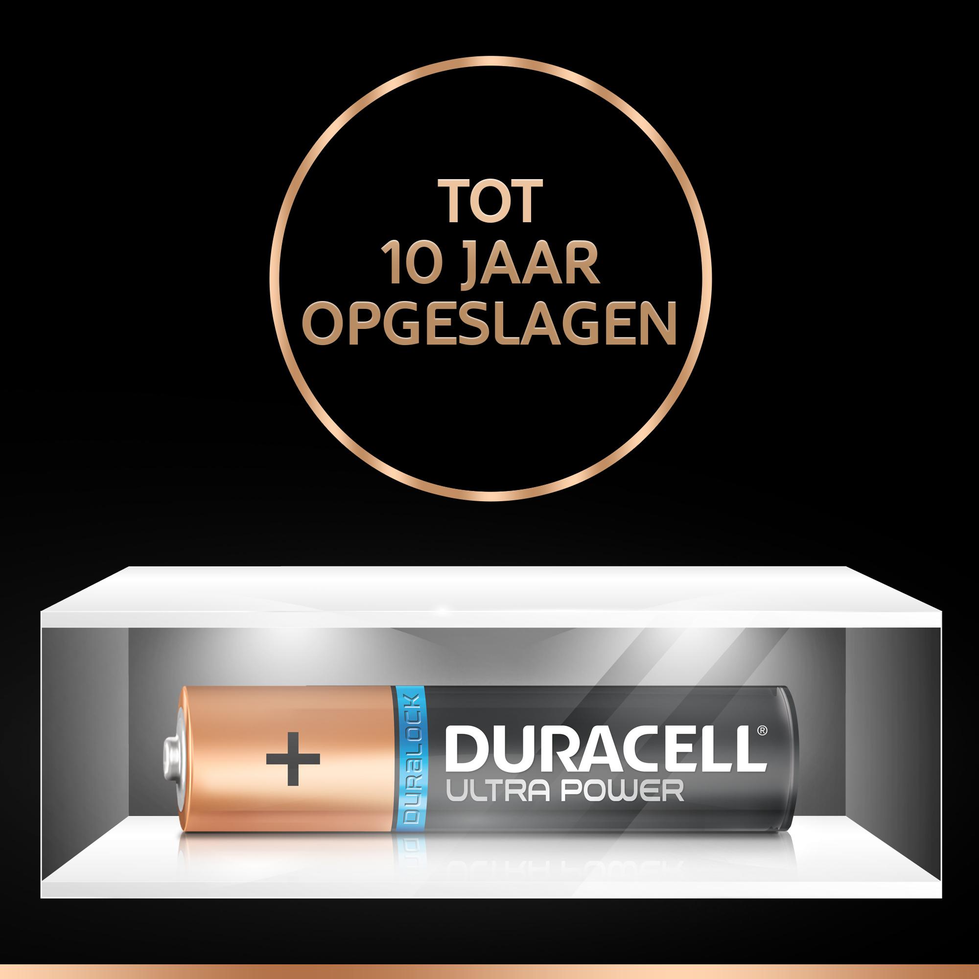 Batteria Duracell Ultra Power su uno scaffale, testo: TOT 10 JAAR OPGESLAGEN (conservata per 10 anni).
