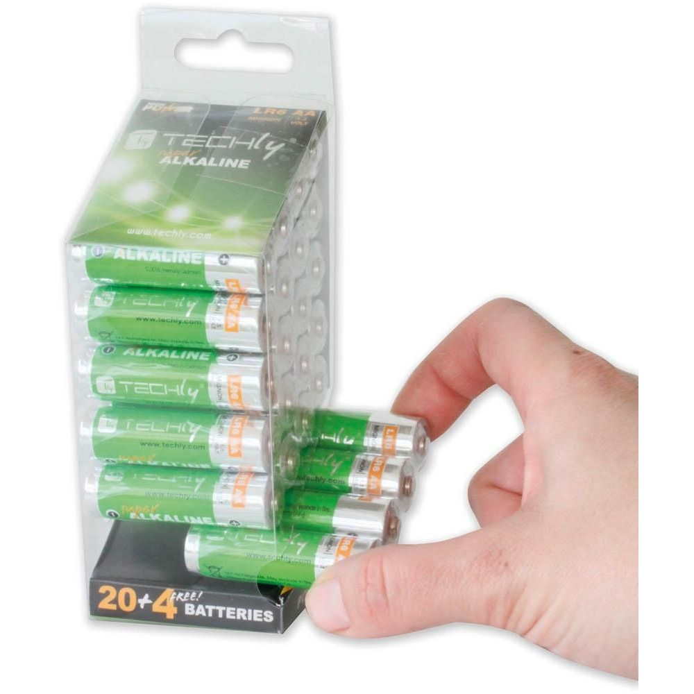 Una mano che rimuove le batterie da una confezione espositiva di batterie alcaline Techly.