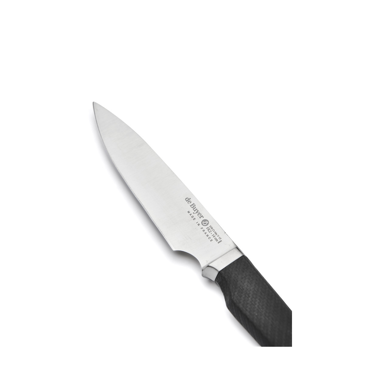 Kochmesser mit schwarzem Griff, Nahaufnahme, vor weißem Hintergrund. Klinge angewinkelt.