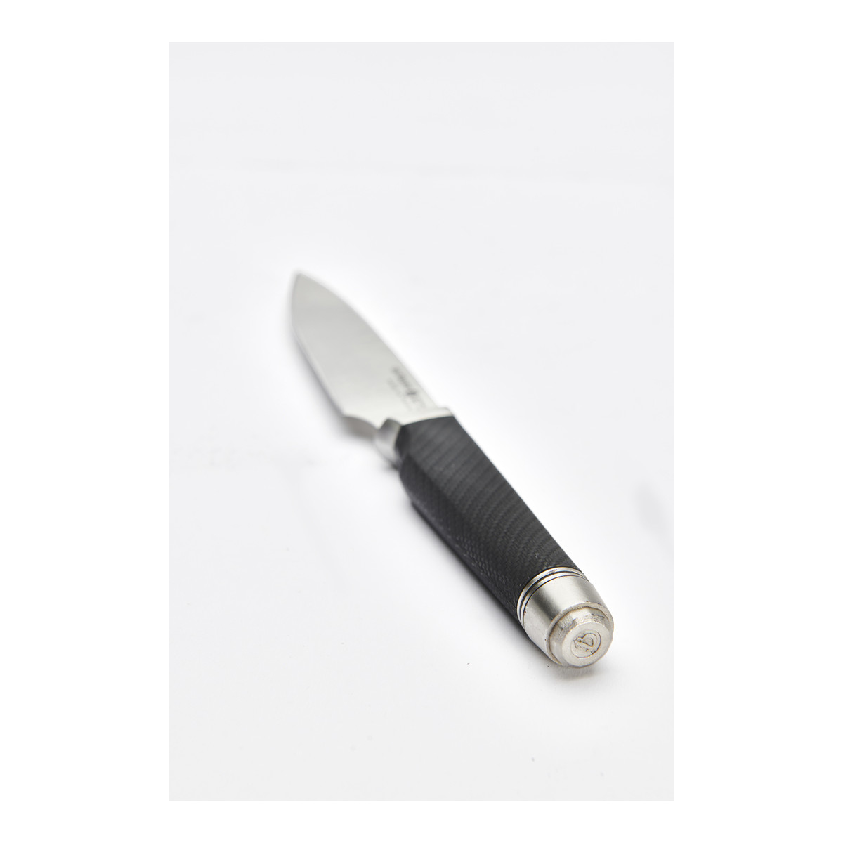 Messer auf weißem Hintergrund. Schwarzer Griff mit silbernem Ende. Klinge hat glänzendes Metall.
