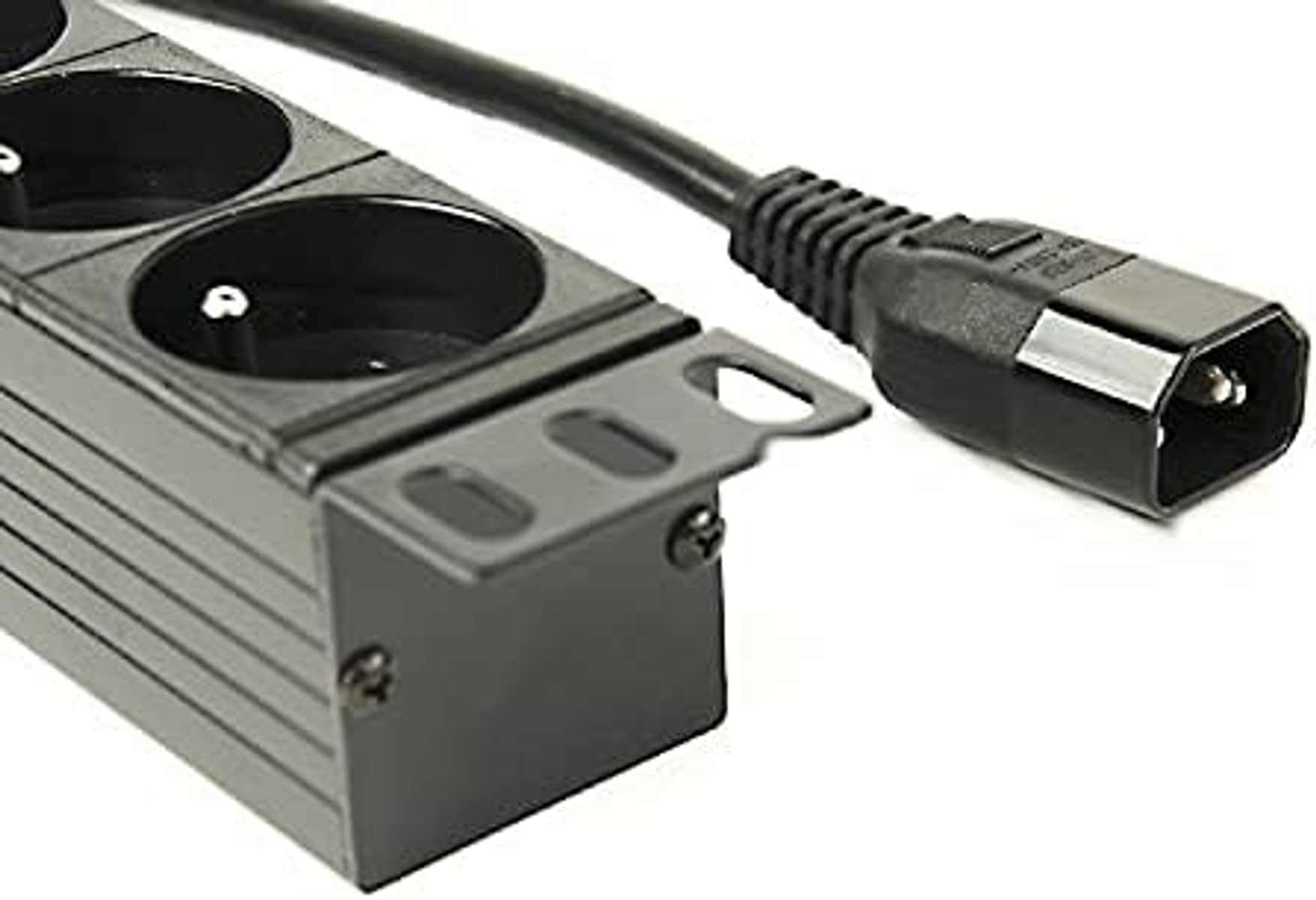 Czarny przedłużacz z wieloma gniazdami i złączem. Białe tło.