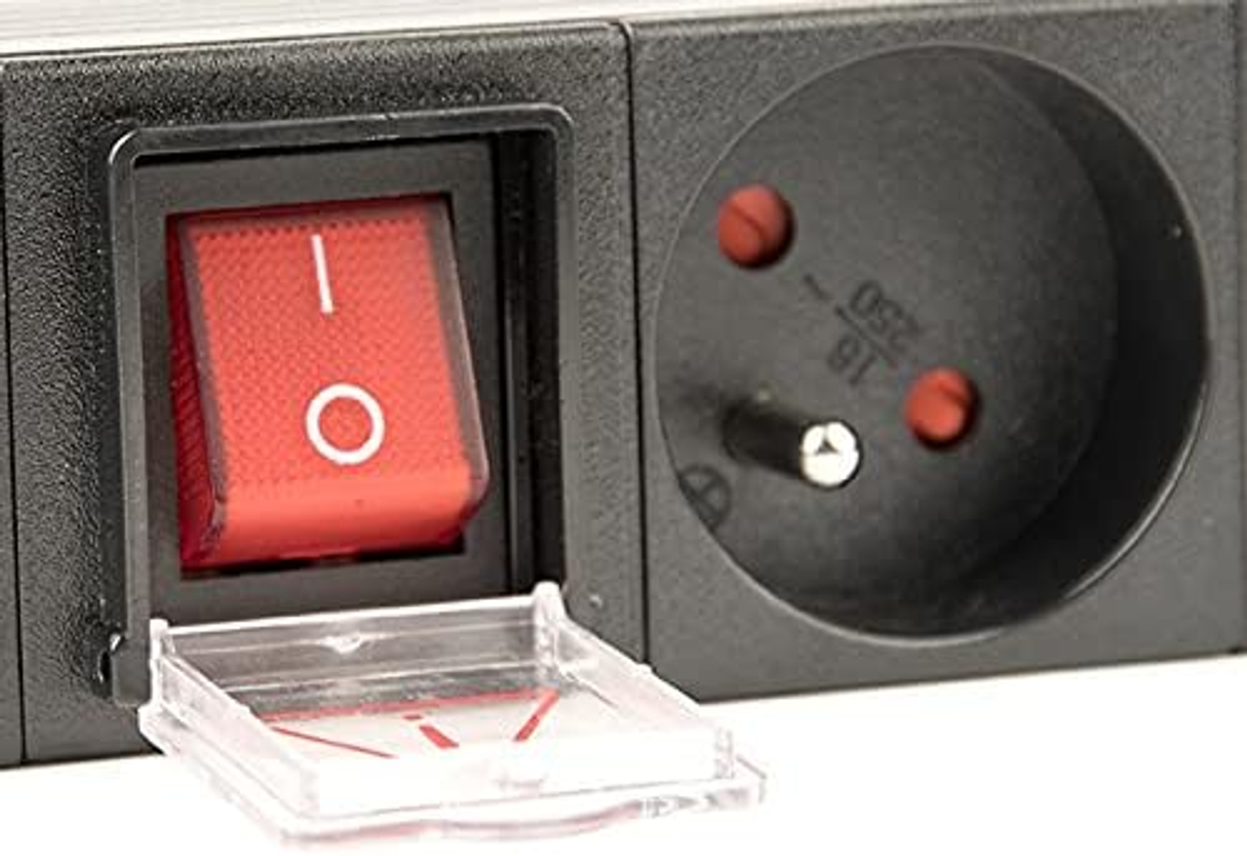 Czarny przedłużacz z czerwonym przełącznikiem i gniazdem. Przełącznik jest włączony.