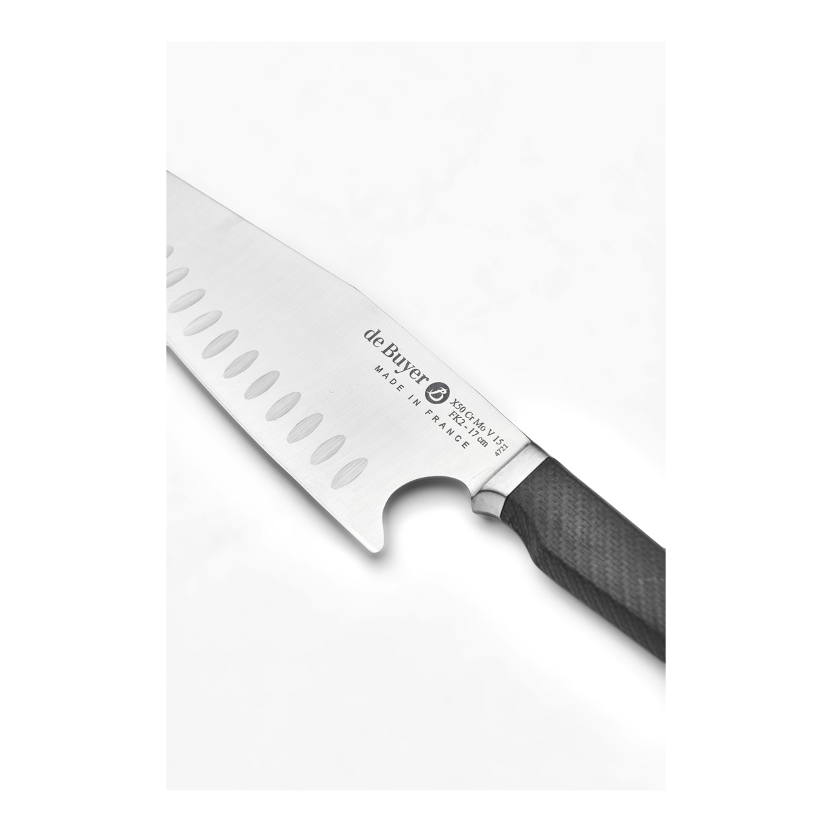Ein de Buyer Messer, dessen Klinge sichtbar ist. Der Griff ist schwarz und strukturiert.