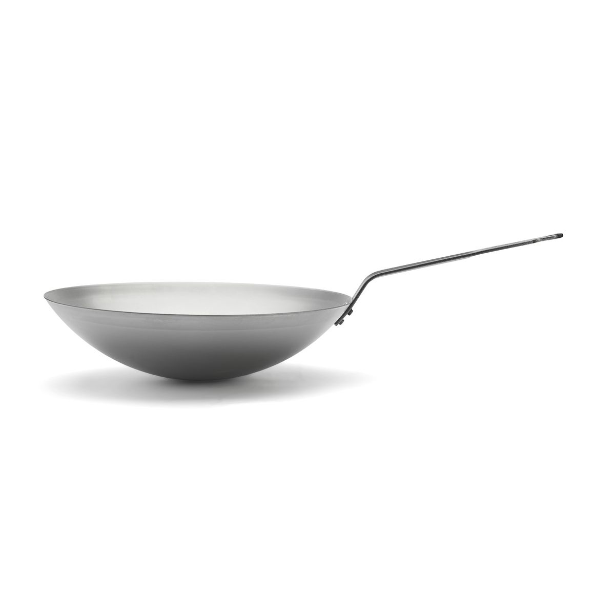 Eine Edelstahl-Wok-Pfanne mit langem Griff, isoliert auf Weiß.
