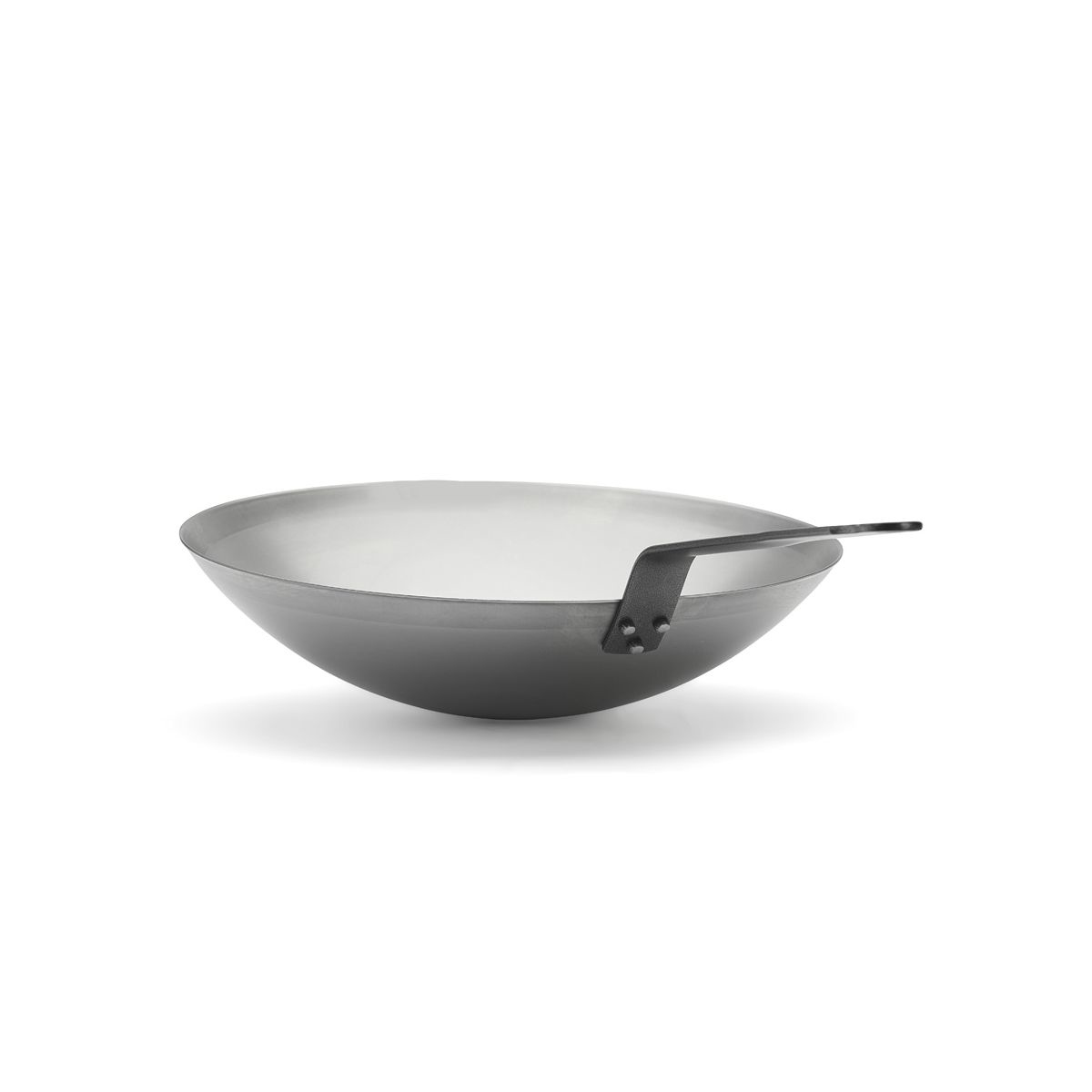 Eine Edelstahl-Wok-Pfanne, isoliert auf weißem Hintergrund. Kurzer Griff.