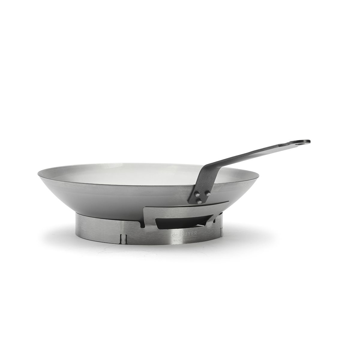 Silberne Wok-Pfanne mit schwarzem Griff. Die Pfanne steht auf einer silbernen Basis.