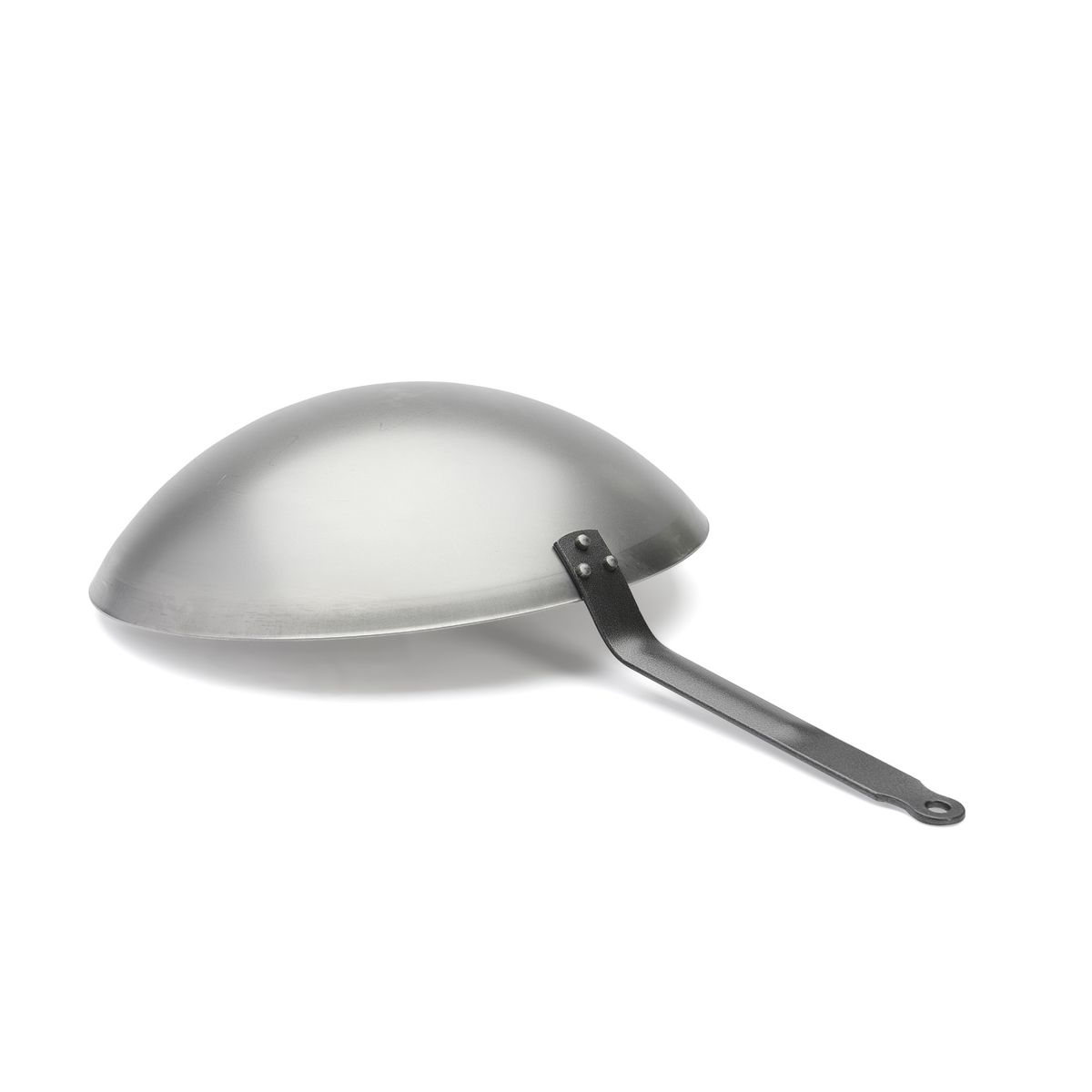 Silberne Wok-Pfanne mit schwarzem Griff. Die Pfanne liegt verkehrt herum auf weißem Grund.