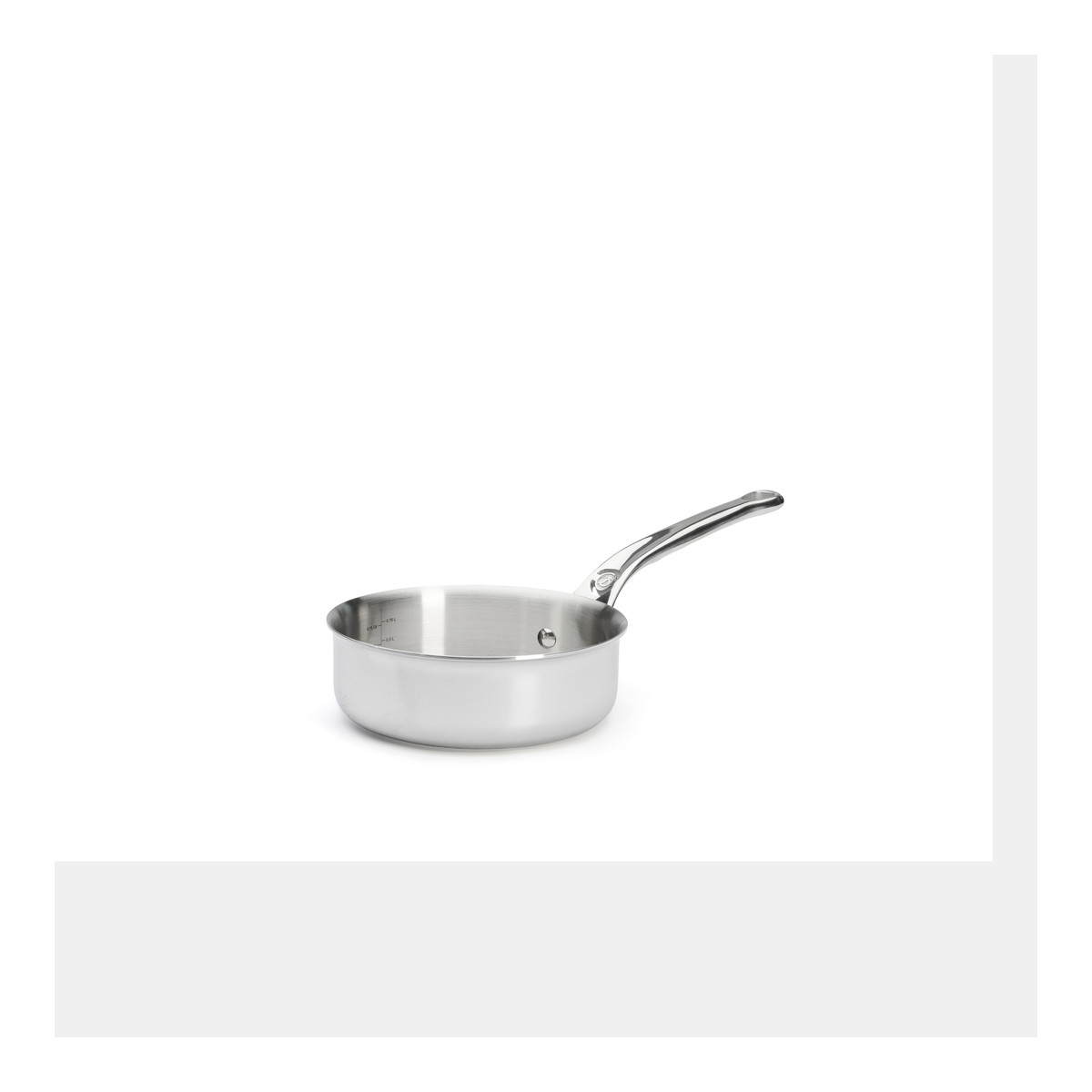 Garnek ze stali nierdzewnej z uchwytem. Białe tło.