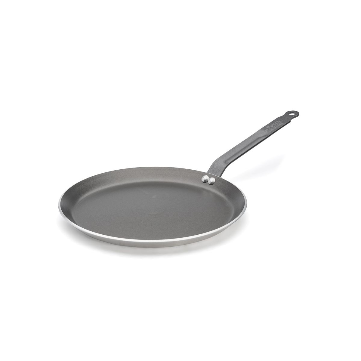 Een grijze koekenpan met een lange handgreep, geplaatst op een wit oppervlak.