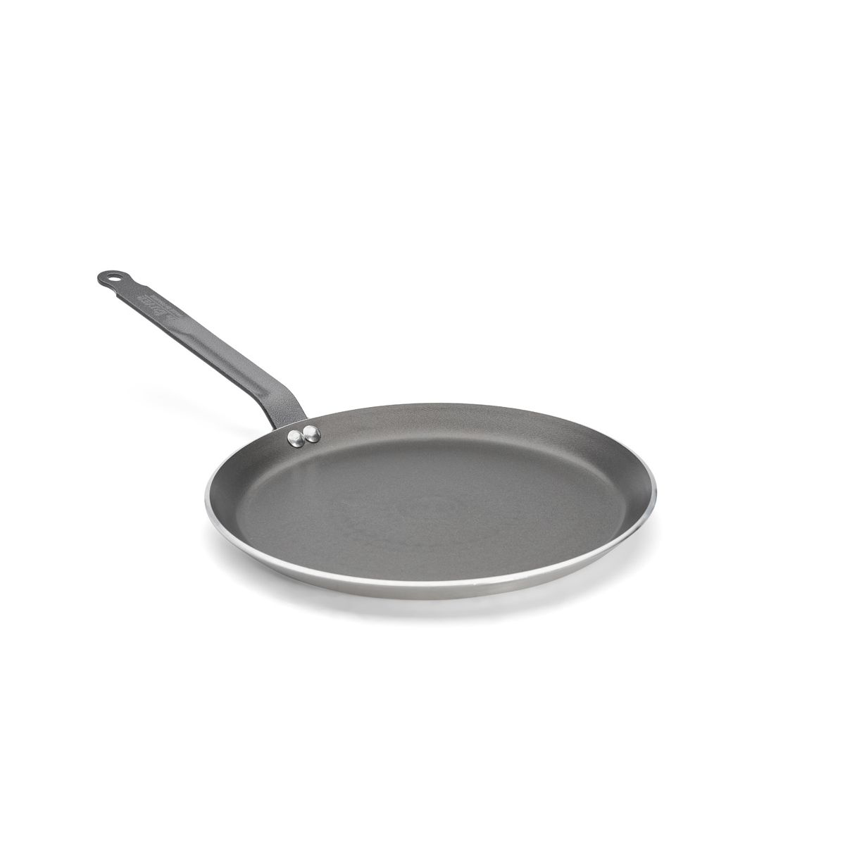 Een grijze koekenpan met een lange handgreep, tegen een witte achtergrond.