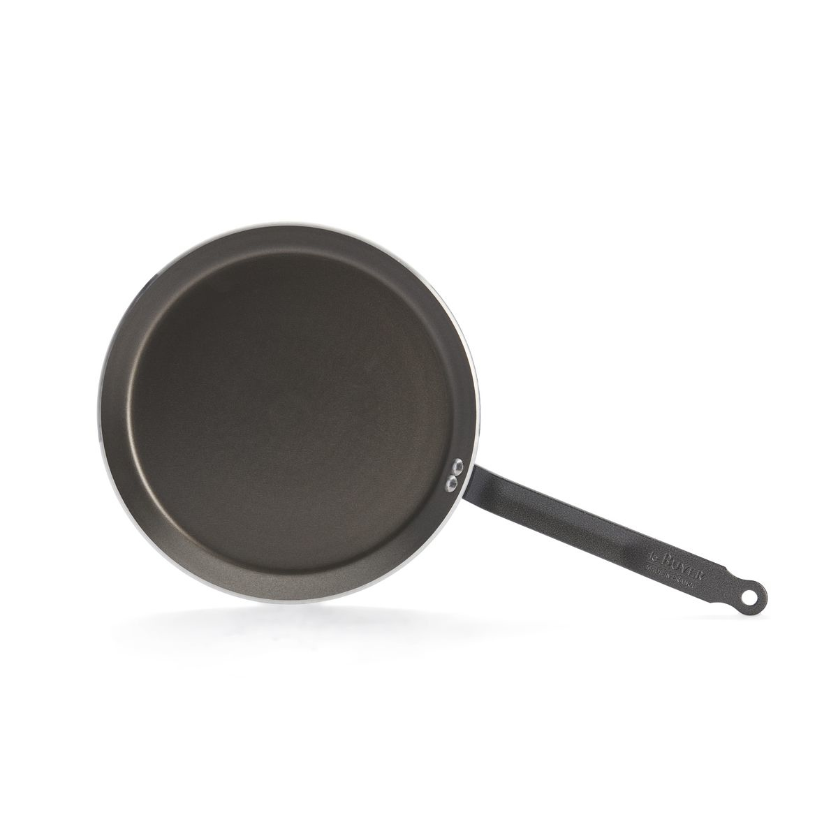 Zwarte crêpepan met antiaanbaklaag en lange handgreep, op witte achtergrond.