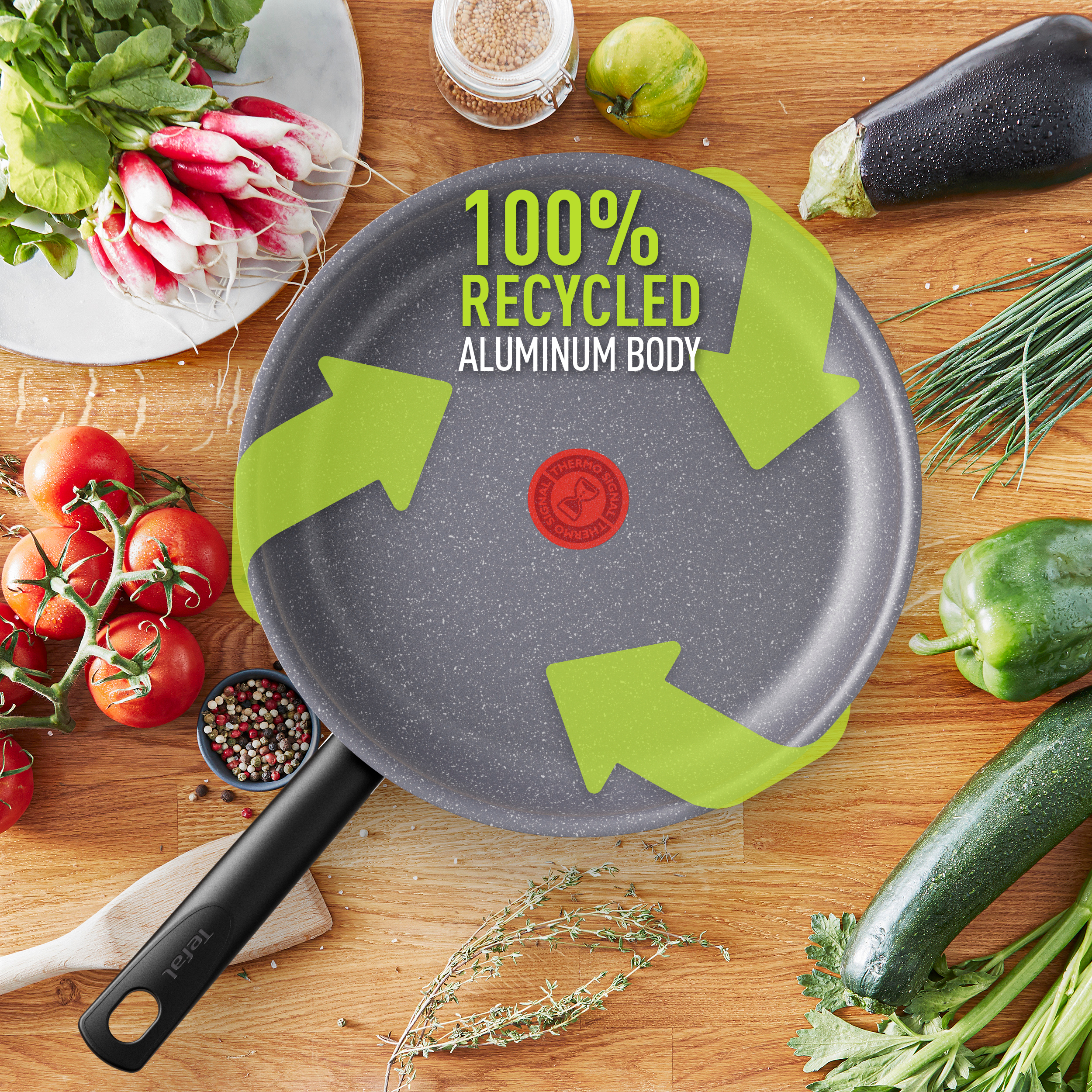 Patelnia z warzywami, drewniana powierzchnia z tekstem: 100% korpus z aluminium z recyklingu.