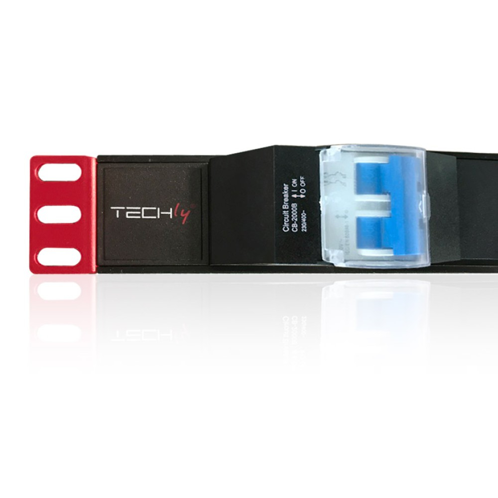 Un'unità di distribuzione di alimentazione TECHly nera e rossa, con un interruttore trasparente. Isolato su bianco.