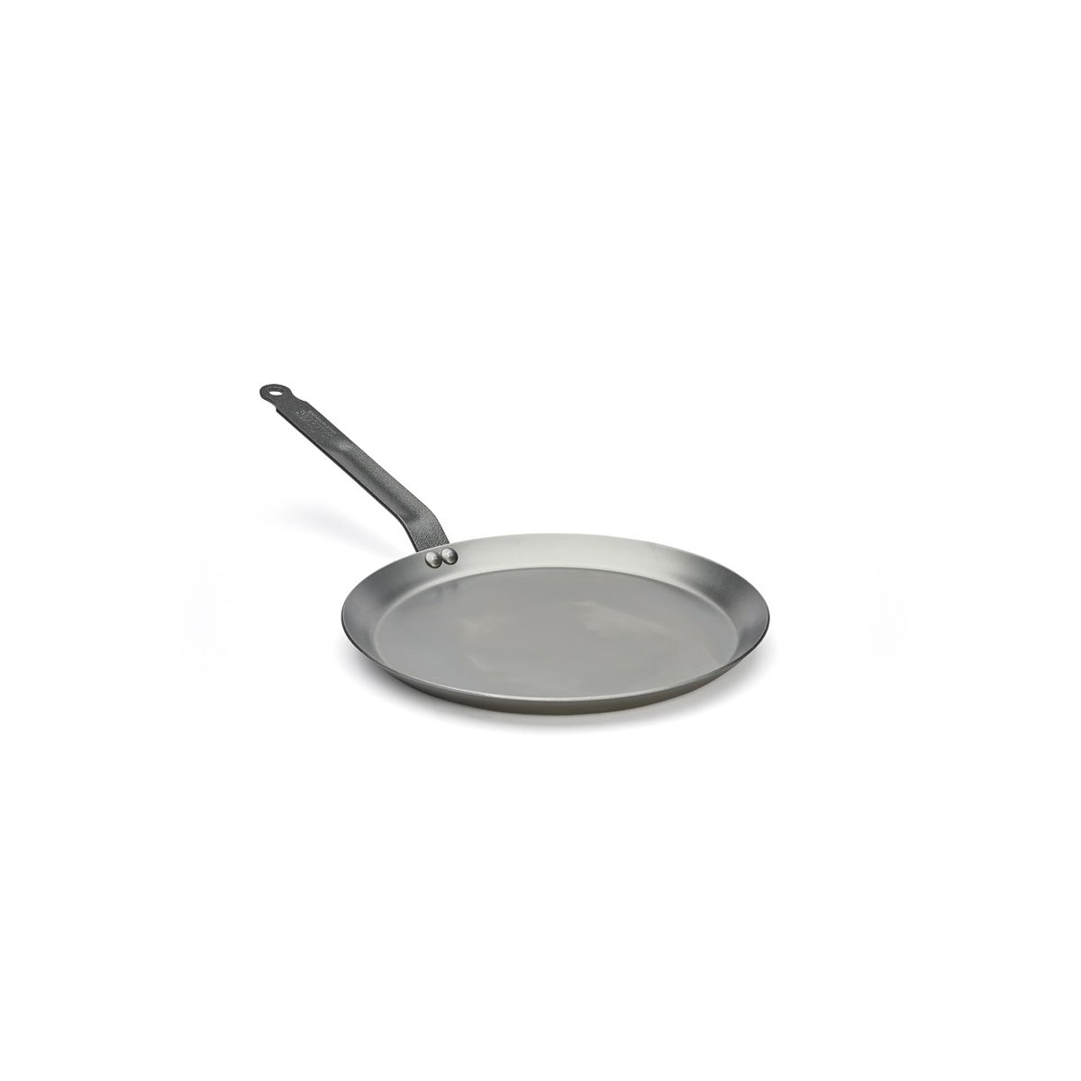 Eine runde, flache Bratpfanne mit langem Griff links auf weißem Hintergrund.