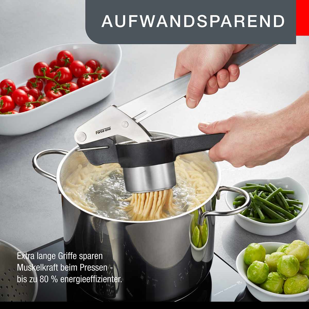 Osoba wyciska czosnek za pomocą praski do garnka z wrzącą wodą.