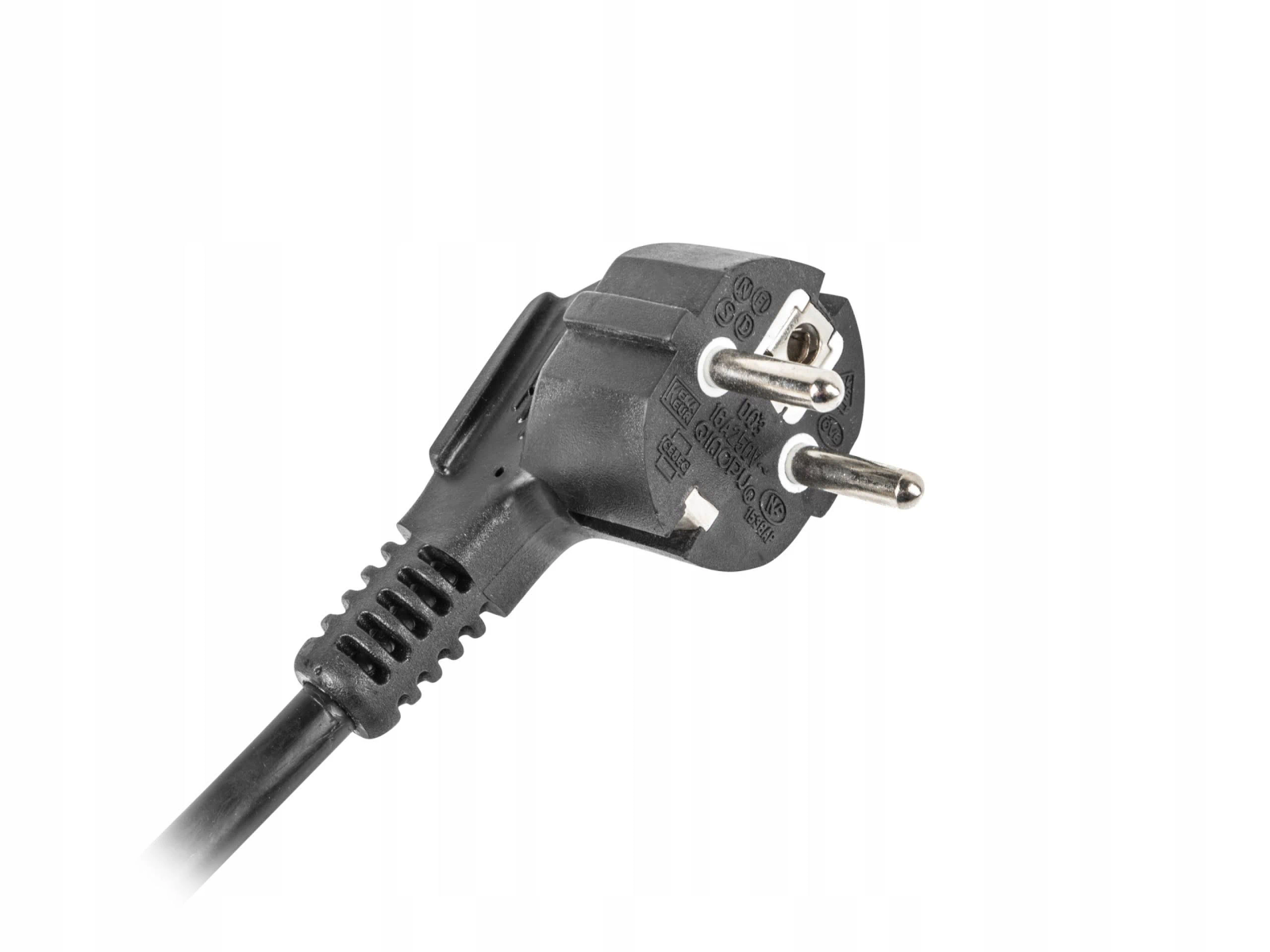 Czarna wtyczka z trzema bolcami i czarnym kablem. Na białym tle.