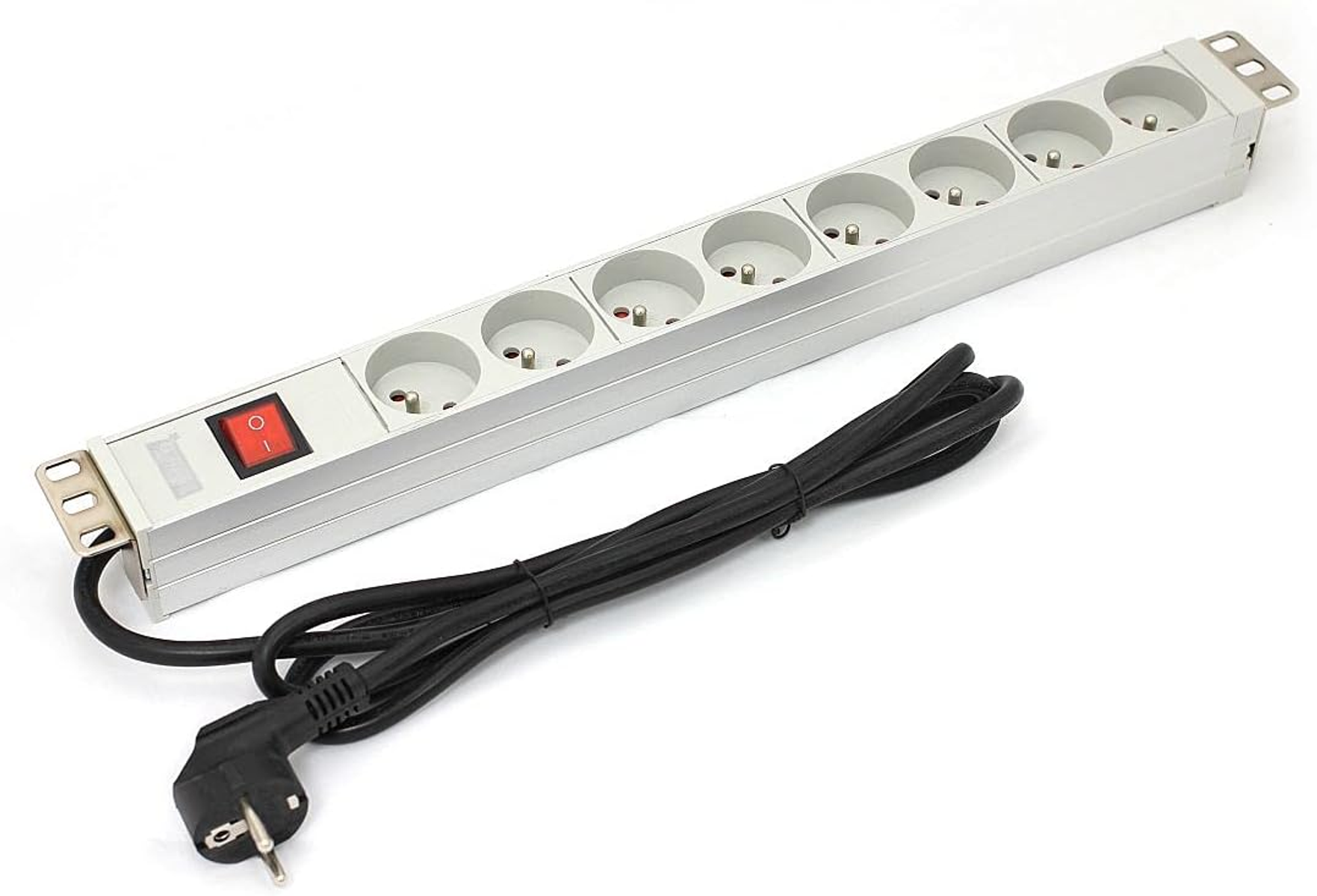 Srebrna listwa zasilająca z wieloma gniazdami, czerwonym wyłącznikiem i czarnym kablem.
