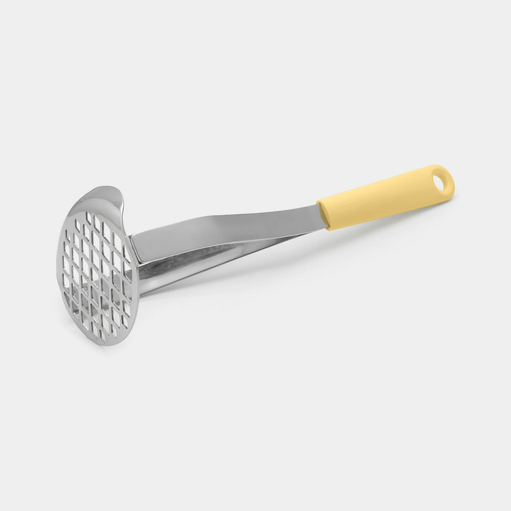 Kartoffelstampfer mit gelbem Griff und gelochtem Kopf.
