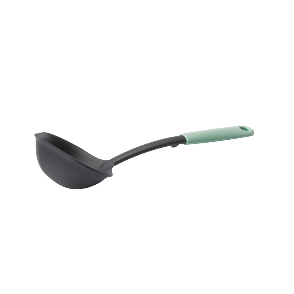 Schwarze Schöpfkelle mit grünem Griff auf weißem Hintergrund.