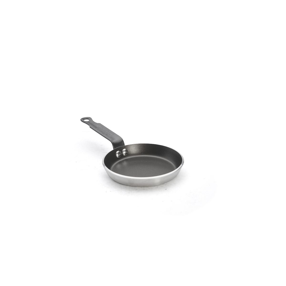 Petite poêle ronde grise avec une poignée noire, sur une surface blanche.