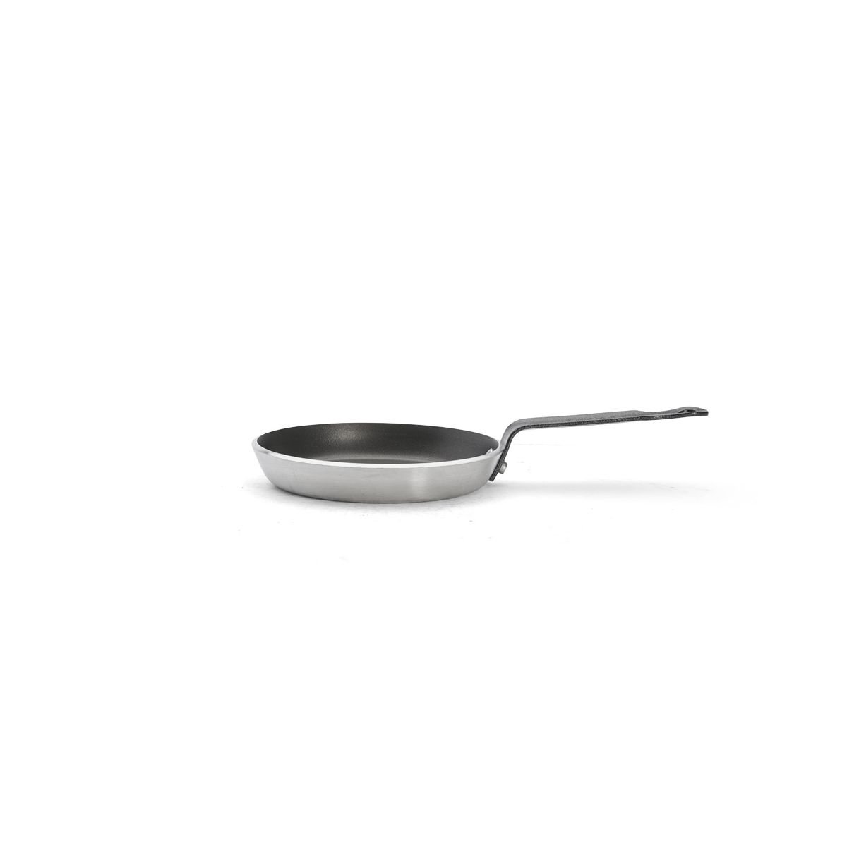 Petite poêle ronde grise avec une poignée noire, sur une surface blanche.