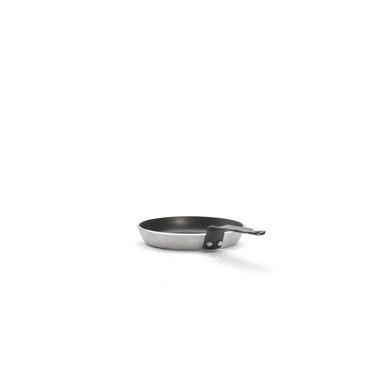 Petite poêle ronde grise avec une poignée noire, sur une surface blanche.