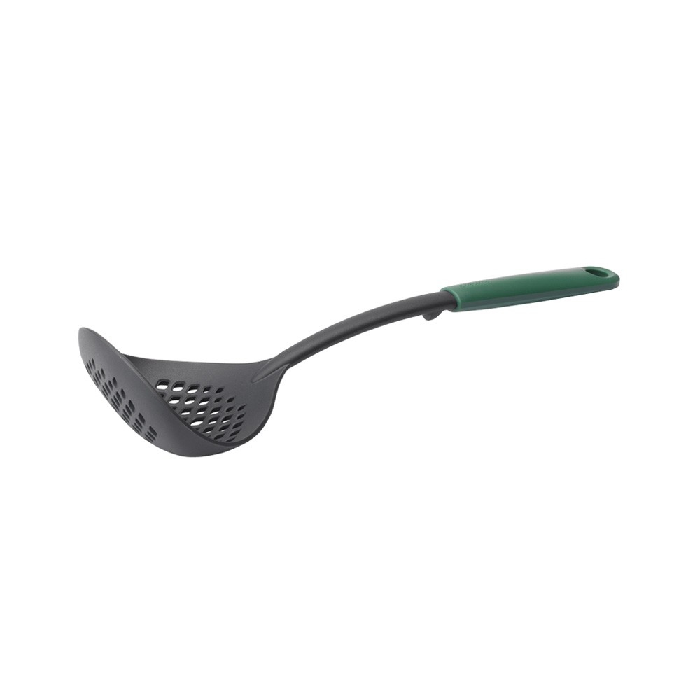 Cucchiaio forato nero con manico verde, isolato su bianco.